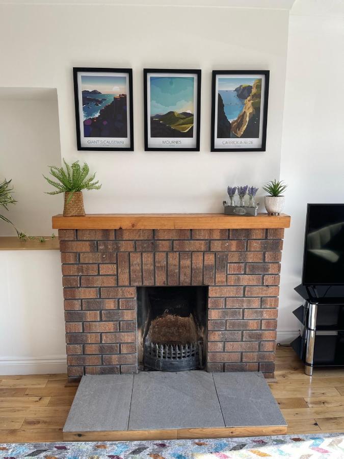 Staybynumbers - Spacious Three Bed House Royal Hillsborough Exterior photo