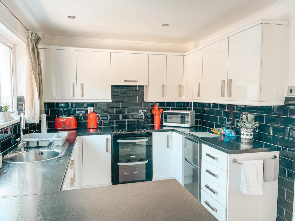 Staybynumbers - Spacious Three Bed House Royal Hillsborough Exterior photo