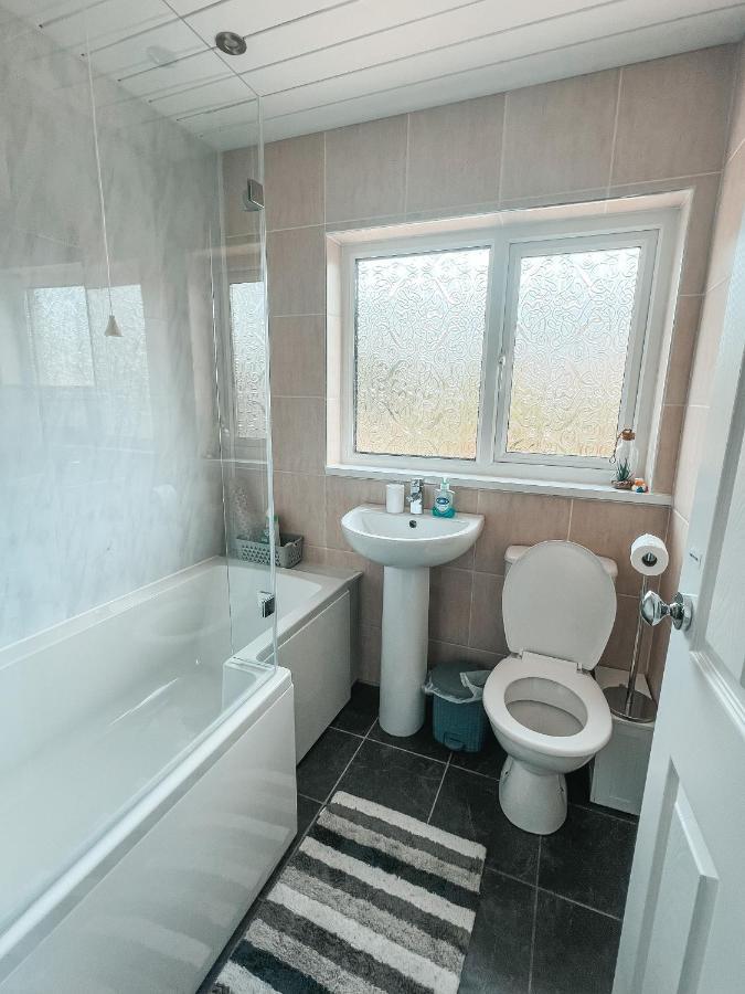 Staybynumbers - Spacious Three Bed House Royal Hillsborough Exterior photo