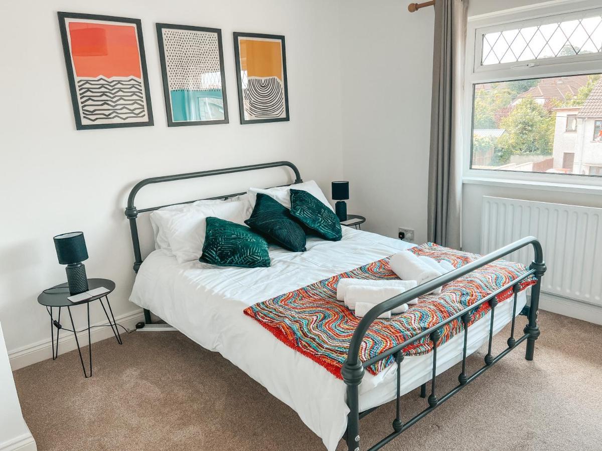 Staybynumbers - Spacious Three Bed House Royal Hillsborough Exterior photo
