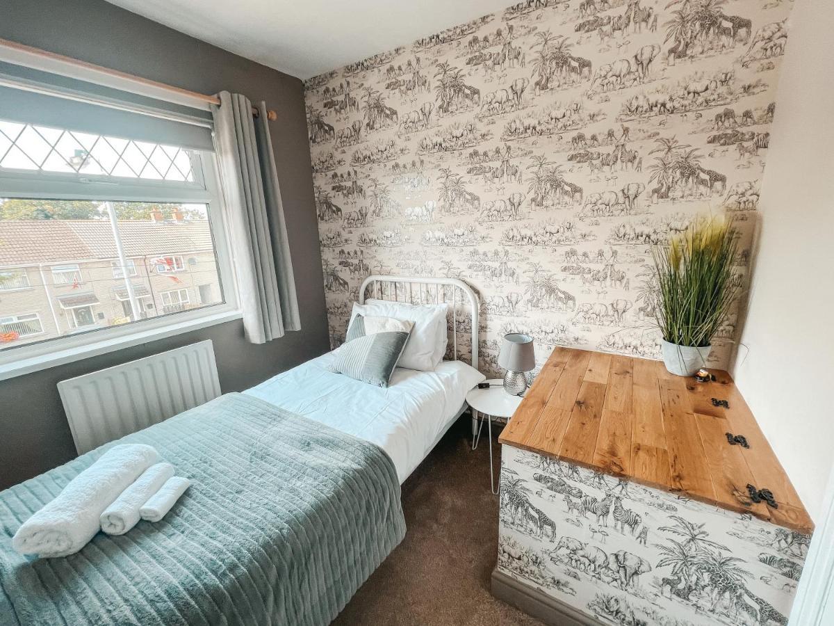 Staybynumbers - Spacious Three Bed House Royal Hillsborough Exterior photo